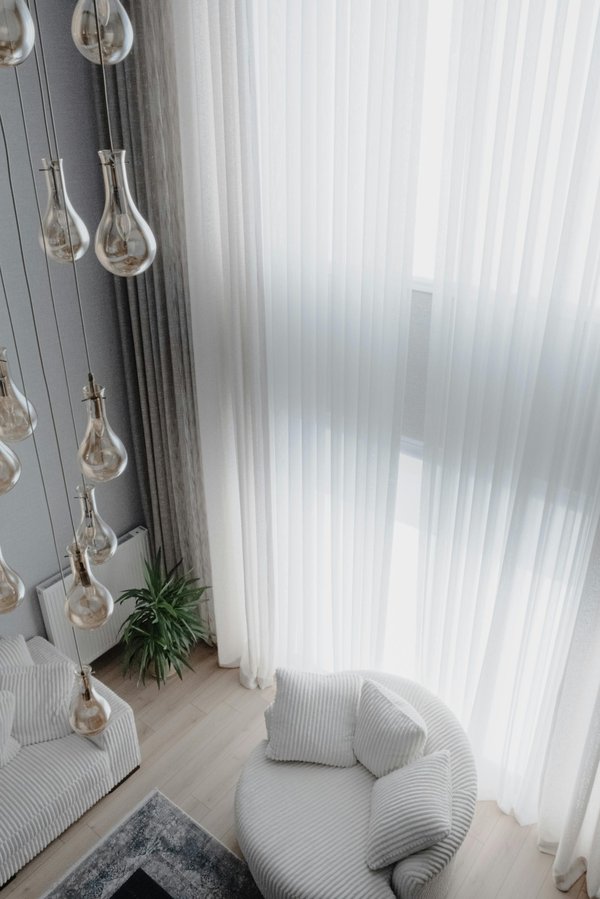 Voilage vitrage porte-fenêtre : astuces pour un choix réussi