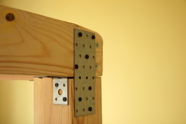 Tout savoir sur l'équerre d'assemblage : praticité et robustesse